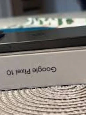 Helt ny Google Pixel 10 med skärmskydd - Google Pixel 10 smartphone i svart och grå med stilren design och rundade kanter. Mobilen har en stor kamera på baksidan och levereras i originalkartong. Medföljer även ett skärmskydd som är anpassat för modellen. Perfekt för dig som vill ha en modern och kraftfull mobil. helt ny google pixel 10 med förpackning och allt med. 100 % batteri hälsa. Nu har jag fått en ny istället. jätte bra kamera och är en av dem bästa för alla sorters bilder. Helt ny