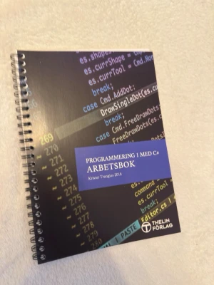 Programmering 1 med C# - Arbetsbok - Arbetsbok för programmering i C# av Krister Trangius, utgiven av Thelin Förlag. Spiralbunden bok med svart omslag och kodgrafik i bakgrunden. Perfekt för dig som pluggar programmering och vill öva på praktiska uppgifter och algoritmer etc. Oanvänd!