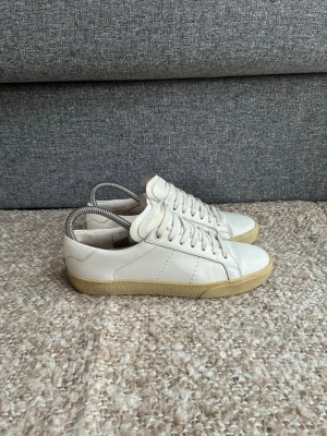 Saint Laurent skor - Säljer dessa Saint Laurent skor. Mycket fint skick, sparsamt använda. Storlek 37. Garanterad äkthet! Hör av dig vid eventuella frågor.