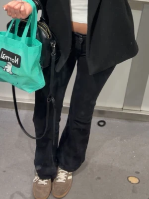 Svarta bootcut jeans - Blaze jeans, s short längd, lågmidjade