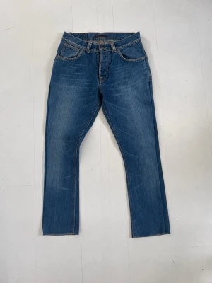 Nudie jeans regular Ralf - Jeansen är i modellen regular Ralf! Se sista bilden för mått! De är avklippta med originella måtten W31 L32. A= ca 38cm, B= ca 97cm och C= ca 16cm. 