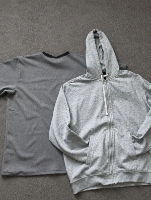 Klädpaket 2 plagg - Klädpaket 2 Plagg, en oversized t-shirt i storlek L och en zip hoodie i storlek M våda är från H&M hoodien har fläckar på ärmarna och en på magen som inte går bort i tvätten. Perefkt om du vill ha kläder du inte behöver vara rädd om eller om du bara vill ha som hemma kläder! Skickar alltid inom 24H och svarar gärna på frågor!