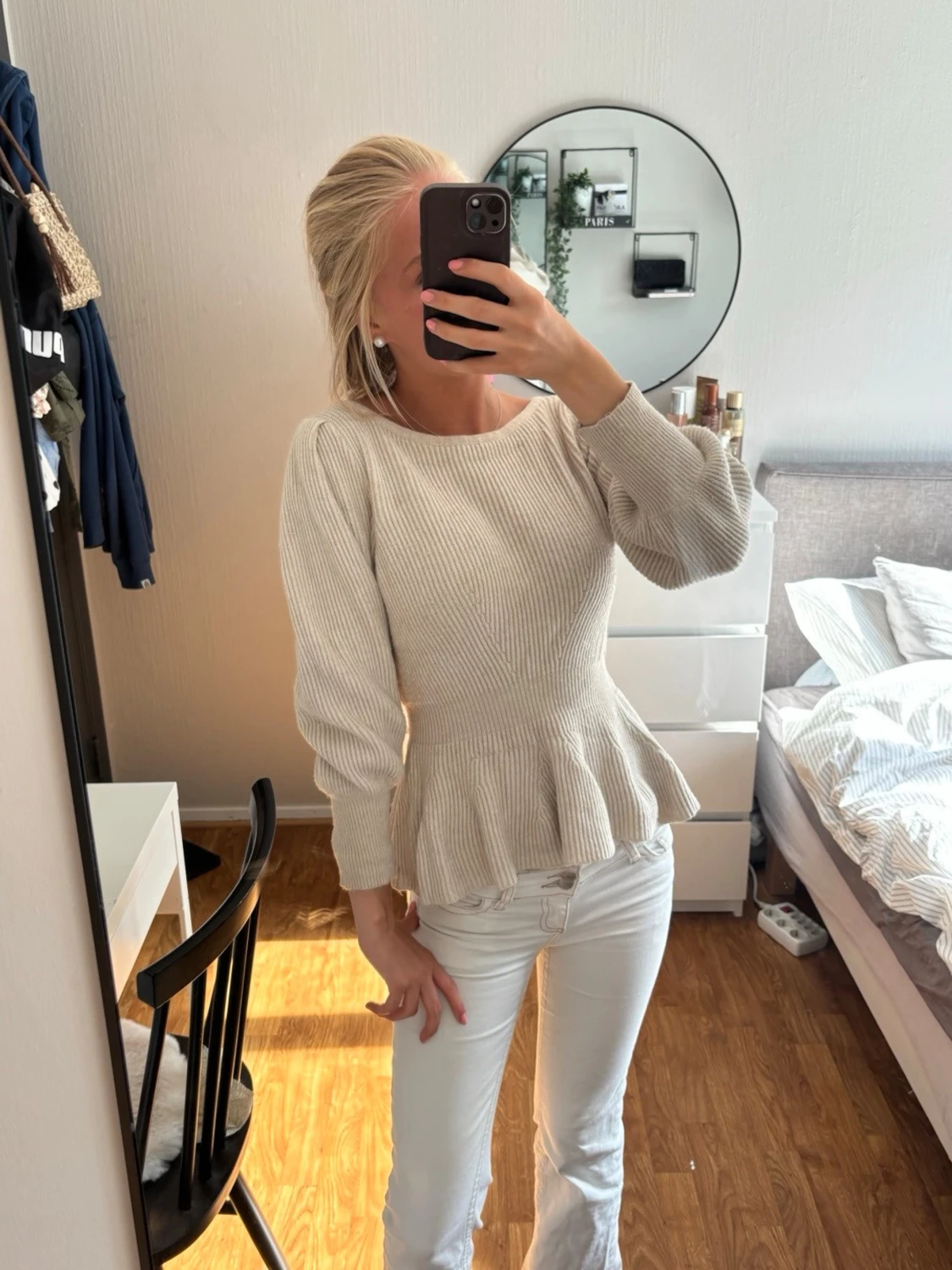 Beige peplumstickad tröja