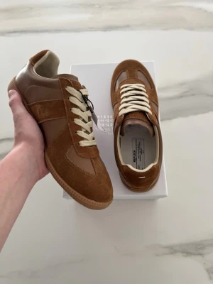Maison margiela skor - Sprillans nya bruna Maison Margiela gats i storlek 42. Box och dustbag medföljer. Verifierade av Vinted. Kom med frågor och prisförslag, priset är inte ristat i sten!