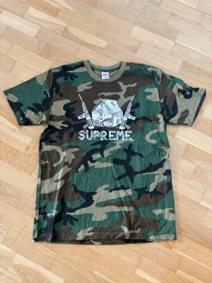 Supreme origami tee ss26 - Aldrig använd. 