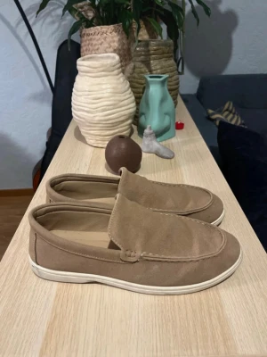 Loafers - Säljer dessa loafers för de inte passade mig. Använda typ 3 gånger och säljer för att de inte passade. Strl 45 men passar från 44.