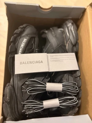 Tracks sneakers  - Balenci tracks används mycket sömmen har gått up vid hälen detta ser man ikke när man har på sig de kommer med box dustbag och laces