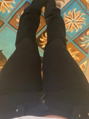Svarta lågmidjade flate jeans med knappfickor - Svarta lågmidjade flare jeans med knappfickor där bak