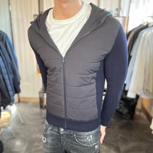 Gran sasso cardigan - Mycket fint skick, inga defekter. Nypris ca 3000kr. Passar dig som är 170-180cm ungefär. Modellen är 185 cm, 75 kg. Alltid billigare pris vid köp av flera varor‼️🙌Svarar alltid på frågor eller funderingar! 