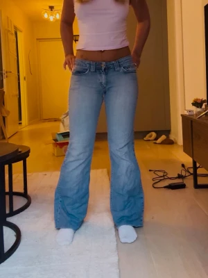 lowwaist bootcut jeans - Skit snygga lowwaist bootcutjeans som är insydda i midjan, jag är 160💕🫶 (se sista bild för insyrningen)