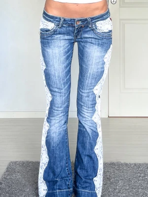 Jeans  - Midjemått: 37cm rakt över, innerbenslängd: 76cm 💗