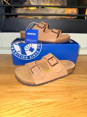Birkenstocks - Säljer ett par helt nya birkenstocks arizona i strl 37. Du får med allt på bilderna dvs sandaler, låda, tags osv. Bara att skriva ett DM vid intresse!