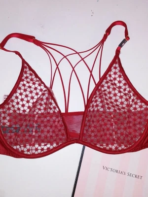 Victoria’s Secret bh - Victoria’s Secret bh I spets och snören! Helt oanvänd 