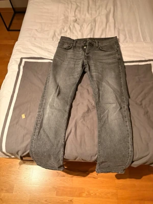 från Nudie Jeans - Nudie jeans modell Grim Tim Cloud Grey används endast några gånger max 3. Inköpspris 1850kr säljer för 899