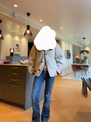 Pepe Jeans lågmidjade bootcut jeans  - Säljer nu mina favvo jeans 🥹🥹, storlek 25/30! Utsydda av en gullig tjej till bootcut(se bild 3) men knappt synligt enligt mig & andra jag frågat. Skriv för mått🥰🙏🏻Priset är ej hugget i sten
