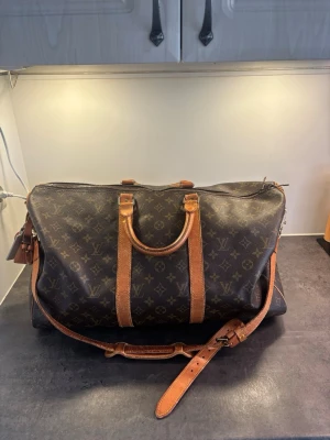 Louis Vuitton Keepall Bandouilere 50L - Säljer nu en oerhört fräsch Louis Vuitton Keepall Bandouilere   Storlek 50L  ÄKTA  Mycket bra skick,små defekter förekommer vilket är vanligt 🙂