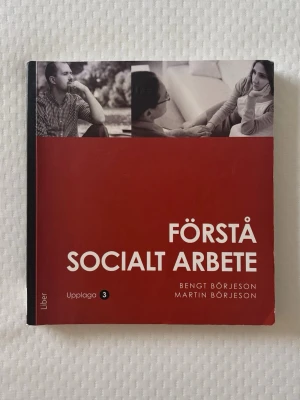 Förstå socialt arbete, upplaga 3 - Kursbok i socialt arbete av Bengt och Martin Börjeson. Boken har röd och svart framsida med vita bokstäver och bilder på samtalssituationer. Den ger en grundläggande introduktion till socialt arbete och är uppdaterad för att passa dagens utbildningar. Finns lite anteckningar i boken och någon enstaka vikt sida sedan den tidigare ägaren av boken. Men absolut ingenting som stör själva läsningen 🌸
