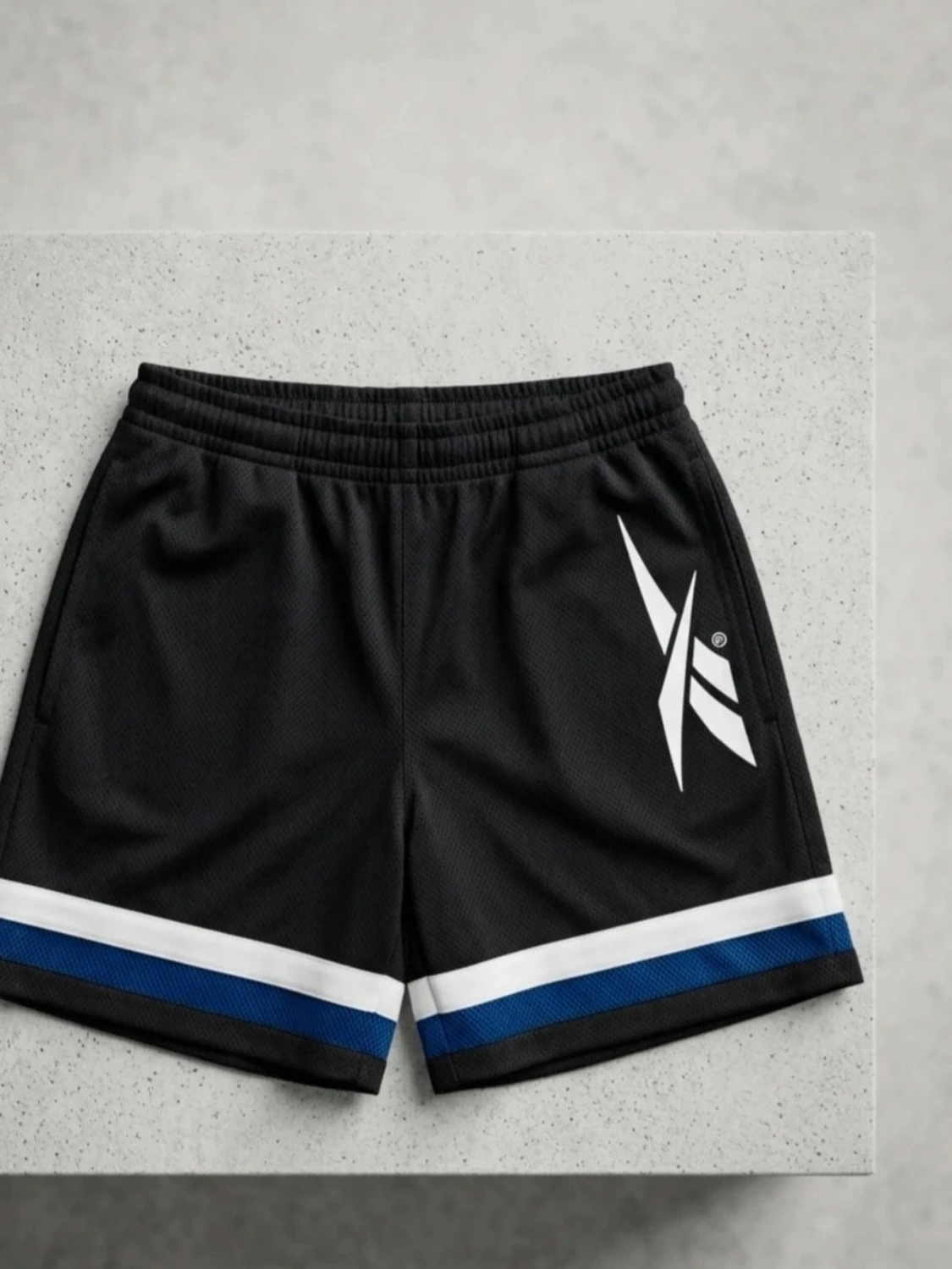 Svarta sportshorts med blå och vit kant - 1