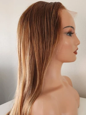 100% human hair SDD äkta hår Lång ljusbrun peruk 13*4 - 100% human hair äkta hår ,Lång peruk i ljusbrunt med naturliga skiftningar och mittbena. Håret är rakt och har en mjuk glans, vilket ger ett naturligt intryck. Tillverkad av äkta hår och passar perfekt för dig som vill testa en ny look.  