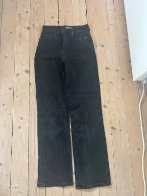 Svarta raka jeans från Madlady - Säljer ett par svarta jeans från Madlady med rak passform och mid midja.