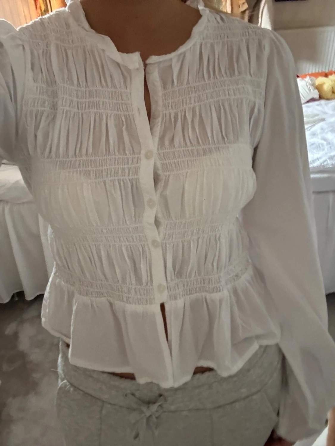 Vit blus med puffärm och smock - 3