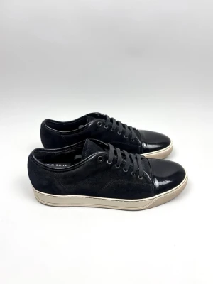 Lanvin DBB1 Patent Cap Toe Sneaker Black - Lanvin DBB1 Patent Cap Toe Sneaker Black | Modell: DBB1 Patent Cap Toe | Skick: Mycket fint | Nypris: 4999 kr | Storlek: 10 UK / 44 EU | Endast skorna medföljer | Hör av dig vid minsta fundering 📦