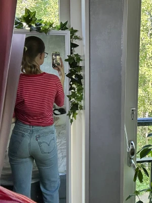 Levi's ljusblå raka jeans - Säljer ett par klassiska ljusblå jeans från Levi's med hög midja och raka ben. Jeansen har fem fickor, bälteshällor och Levi's ikoniska bakficka med logotyp. Perfekta för en avslappnad och trendig look. Jag är 180cm.