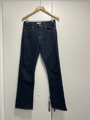 Mörkblå straight jeans - Mörkblå straight jeans med mid waist från Gina Tricot. Använd en gång men passar mig inte som jag önskar 