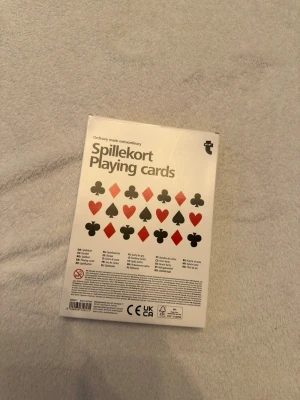 Stora Spelkort med unika illustrationer - Säljer en kortlek med snygga och färgglada illustrationer på spelkorten. Kortleken har motiv i rött och svart och är perfekt för kortspel med vänner. Kortleken är i större storlek.