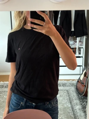 Svart t-shirt från Tommy Hilfiger - En tshirt ifrån Tommy hillfiger i storlek M. Passar både tjejer och killar!