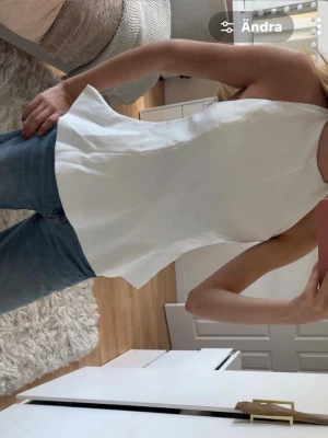 Vit topp öppen rygg - Snygg vit topp med öppen rygg som jag köpt utomlands. Toppen är ärmlös och har en rak/formad passform som passar perfekt till jeans eller kjol. Perfekt för varma dagar och somriga outfits/ festtopp.