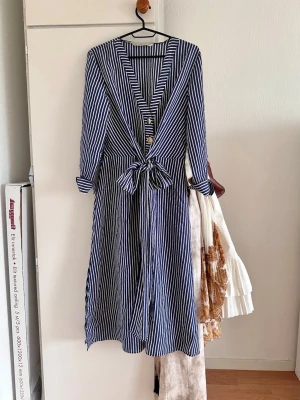 Summer blue striped dress  från Zara  - In very good condition