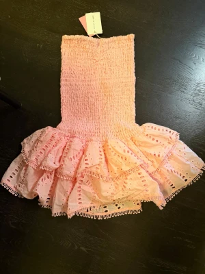 Rosa volangkjol med broderade detaljer från design by Amor  - Supersöt rosa klänning från design by Amor med prislappen kvar och jag har aldrig andvänt 💕