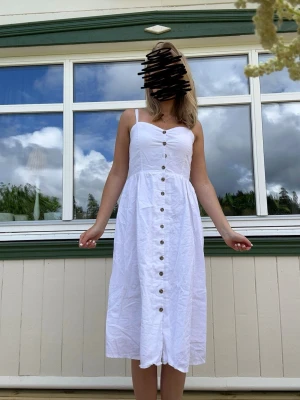 Vit sommarklänning med knappar - Säljer en vit långklänning med smala axelband och knappar längs hela framsidan. Perfekt för sommaren💕🤍