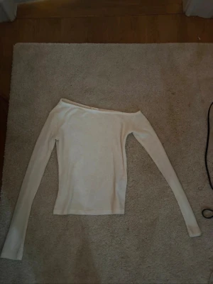 Vit offshoulder topp med lång ärm - Lång ärmad topp från Gina tricot 
