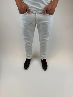 Dondup Jeans George  - Dondup Jeans George! Trendigaste jeansen på marknaden.  Ny pris= 4000 kr Säljs för= 899 kr (Modellen har original slitningar från fabrik vilket är väldigt eftertraktat och populärt)