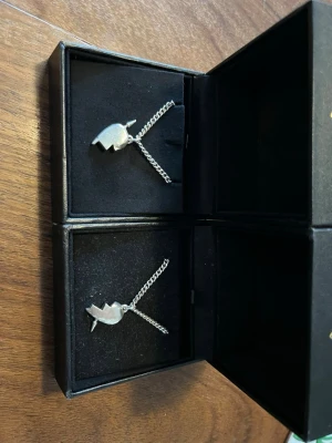 Maria Nilsdotter halsband You&me - Säljer båda dessa vänskapshalsband från Maria Nilsdotter (You & me). Kedjans längd är 40-45cm. Både för 3000kr och ena för 1500kr.