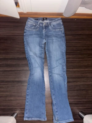Blå bootcut jeans från LTB - Snygga blå bootcut jeans från LTB. Nästan aldrig använda och lågmidjade !! 