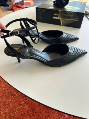 Klackar svarta från Zara  - Svarta klackar från Zara, aldrig använda, ny utan prislapp!!  5 cm hög klack  Nypris 550kr