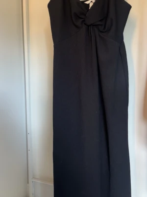 Svart långklänning med knyt - Den är stretchig och skulle säga att den passar xs-s. 💗