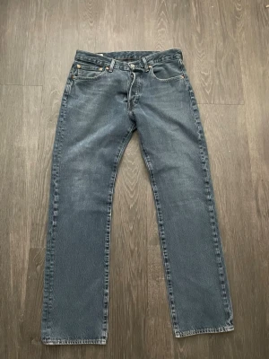 Blå raka jeans från Levi's - Klassiska blå jeans från Levi's med rak passform och fem fickor. Jeansen har en tidlös tvätt och är tillverkade i slitstark denim. Perfekta för en avslappnad och stilren look. Waist 32 length 32