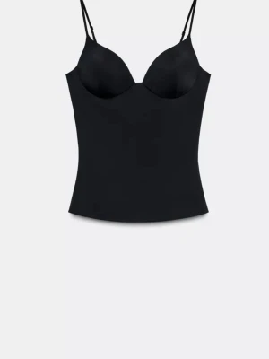 Svart topp - Säljer en svart helt ny tröja från Zara. Den sitter tajt och man kan justera banden. I butik kostar den 300kr. 
