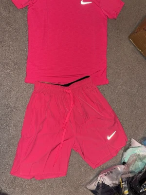 Nike Miller set - Hej, säljer Nike Miller sets. Finns fler färger. Skriv för mer info.