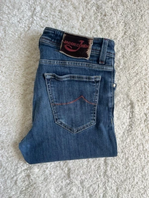 Jacob Cohën Jeans W32 - Tja! Säljer nu dessa riktigt snygga och eftertraktade Jacob Cohën jeans i storlek 32. De är i den populära modellen 688 och sitter otroligt snyggt! Gylfknappen längst ner saknas, men syns inte vid användning och påverkar ingenting. Hör av dig om du undrar något! 