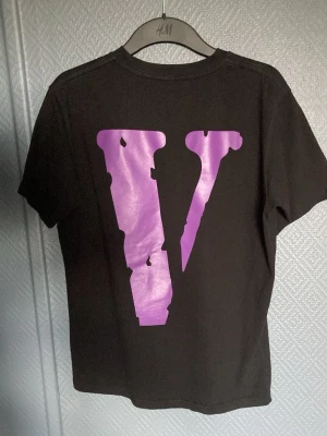 Svart VLONE t-shirt med lila tryck - Knappt använd