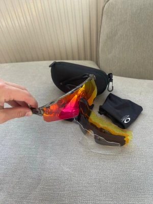 Oakley Radar EV / Radarlock – Sportglasögon med extra linser - Säljer ett par Oakley sportglasögon i mycket fint skick. Perfekta för cykling, löpning, golf, skidåkning och annan träning. Medföljer flera utbytbara linser för olika ljusförhållanden samt originalfodral och mikrofiberpåse.  • Märke: Oakley • Modell: Radar EV / Radarlock (se bilder) • Skick: Mycket fint skick • Flera utbytbara linser ingår • Original hårt fodral ingår • Mikrofiberpåse och putsduk ingår • Lätta och bekväma med bra passform  Pris: 999kr
