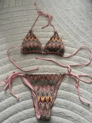 trendig bikini 💗 - trendig, missoni inspirerad  bikini med zigzag-mönster. perfekt nu till sommaren! storlek xs. är som ny! säljer då den inte passar mig. den har ingen lapp, så är osäker på vilket märke det är. 💗