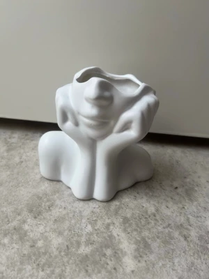 Vit dekoration/skulptur  - Säljer denna vita ”hållaren”/dekorationen som man kan använda till exempel växter eller sminkborstar❤️Inga defekter och inte använd 