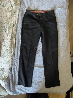 Svarta chinos - Ett par svarta chinos men raka ben