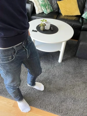 Blå raka jeans i klassisk modell - Säljer ett par blå jeans med rak passform och klassisk femficksdesign. Jeansen har normal midja och är tillverkade i denim med lätt tvättad look. Perfekta för en avslappnad och stilren vardagsstil.